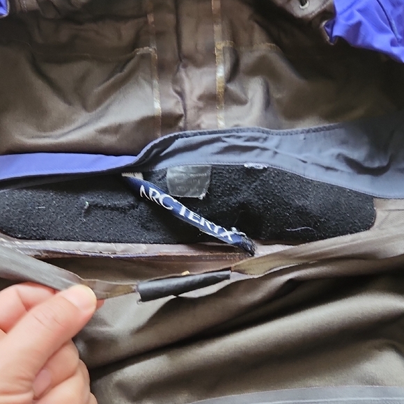 Arc'teryx Women's Vibrant Blue Gore-Tex Performance Jacket - Picture 15 of 16